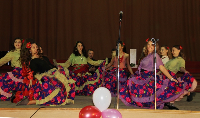 Запальний танець у виконанні групи УФ-42 факультету філології і журналістики